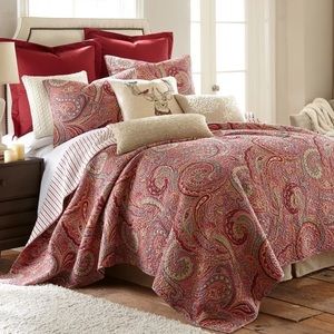 Queen size red paisley quilt set